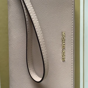 Plånbok Michael kors  - Säljer min plånbok som jag aldrig har använt, kartong medföljer. Dock ingen kvitto då jag fick den i present. 