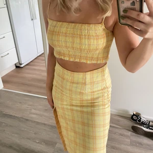 Slutsålt sett från ZARA - Köpt 2020 på zara och är helt slutsålt! S i både topp och kjol, köpta separat för 229 och 359kr. Mycket fint skick då jag endast använt de fåtal gånger❤️