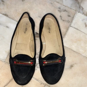 Skor - Dessa skor har blivit använd ganska ofta men har inga skador ännu, och är storleken 36