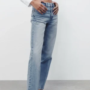 Jeans straight  - Helt nya jeans från zara med en skit snygg tvätt, aldrig andvända. Säljer på grund av att dom är för korta för mig, jag är 172 cm lång. Köparen står för frakten🤍 Nypris: 359kr