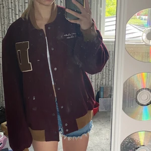 Dickies baseboll jacka stl small - Röd dickies baseboll jacka i stl small, aldrig använd, köpte för 3000kr säljer för 1000kr plus frakt, den är i herr stl small så skulle säga att den är medium i dam stl! Mer information och fler bilder finns hos mig privat!❤️❤️