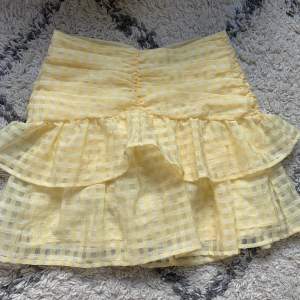 Supersöt kjol från gina som inte har kommit till användning💕 Passar perfekt nu på sommaren till en stickad tröja till exempel!!🙌🏼andra bilden är lånad!!