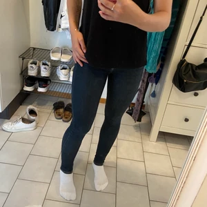 Crocker slim jeans mörkblå - Mörkblåa crocker jeans 212. Super high, super skinny. Tvättas i 40°C. ✨