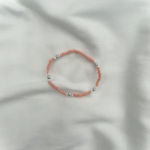 Rosa pärlarmband  - Rosa pärlarmband med vita och silvriga detaljer. Går att kombineras med andra färger💗 TRYCK INTE PÅ KÖP DIREKT, kontakta mig om du vill köpa. FRAKTEN KOSTAR 15 KR