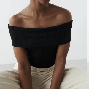 Off shoulder top - Säljer denna super snygga off shoulder top som är slutsåld. Jag brukar ha xs skulle säga den passar perfekt till S. Köparen står för frakten 