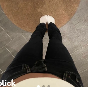 Lågmidjade Levis  - Ett par super fina lågmidjade levis jeans i rak/bootcut modell💘 storlek 28 i midjan och 34 i längd, funkar för någon som har ca S/M och är runt 165-170✨💗🫶