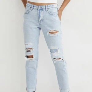 Lågmidjade boyfriend jeans - Helt nya boyfriend low jeans med slitningar, storlek 38. Passar 36 och då mer lösare passform.  Obs, modellbilden visar hur de kan sitta på. Slitningar skiljer sig ytterst lite, se jeansbilder.