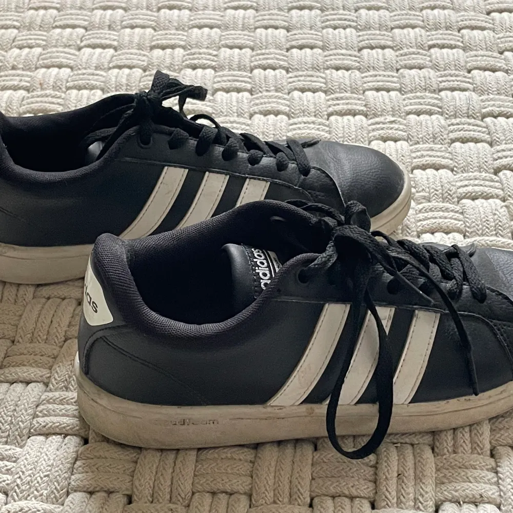 Säljer mina svarta adidasskor storlek 38 2/3 i använt skick. Säljer för 150kr. Köparen står för frakt men möts gärna i Nyköping! . Skor.