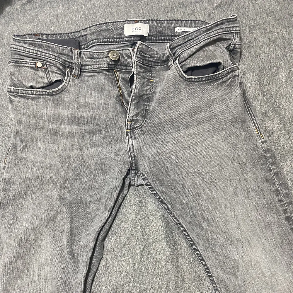 Grå raka lågmidjade jeans. Säljer för att dom inte passar mig.  Betalning via Swish, köparen står för frakten.  . Jeans & Byxor.