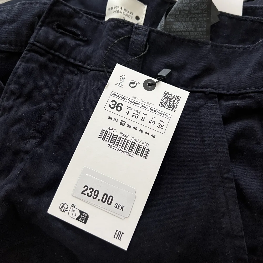 Säljer dessa cargo byxor från Zara, aldrig använda bara testade . Jeans & Byxor.