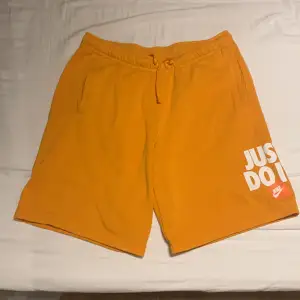 Nike dress orange Storlek L på shorts och M på hoodien 