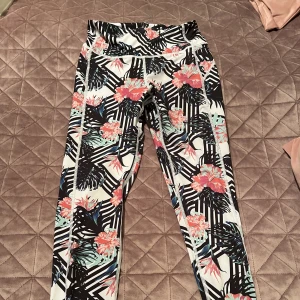 Träningsbyxor  - Står 38 men är en 34-36