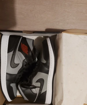 Jordan 1 mid red shadow  - Jordan 1 i skick 10/10 köpt för 2200kr säljer för att bhöver pengarna