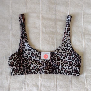 Oanvänd bikinitopp/bikiniöverdel - Bik Bok Ibiza Leopard  - Oanvänd bikinitopp från Bik Bok. Modellen heter Ibiza. Snygg att använda som vanlig topp också. Kostade 149. 