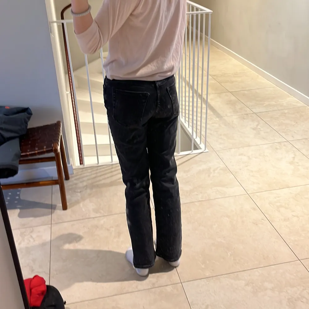 Säljer dessa jätte snygga jeans från weekday i formen Twig eftersom att dem är lite för små.💞 Skriv till mig om du har några frågor! Frakten betalar du själv. Priset kan diskuteras!. Jeans & Byxor.