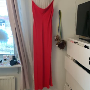 Röd långklänning  - Superfin figursydd klänning från zara