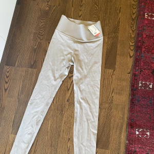 Träningstights från H&M  - Jättesnygga träningstights från H&M i storlek S. Aldrig använda, prislappen kvar! Original pris: 300kr 