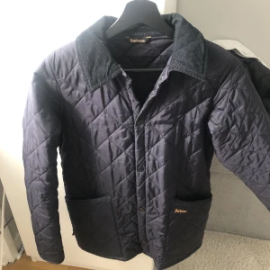Barbour jacka  - Knappt använd Barbour jacka i 9,5/10 skick  Storlek L men passar mycket mindre (M-S) 