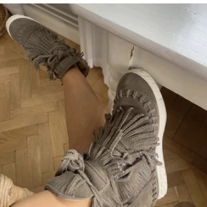 Skor!  - Säljer dessa coola skor, lånade bilder men mina ser identiska ut❤️ dom har en defekt på insidan skriv för mer bilder