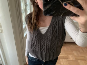 Stickad väst från Zara i medium  - Säljer min snygga gråaktiga väst från Zara. stickad, i storlek Medium 😊. 