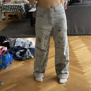 söta jeans med anime-liknande tryck på framsidan! frakt tillkommer 