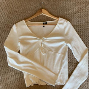 Topp från veromoda - Bara använt några gånger. Säljer för att den är lite för stor på mig, är i storlek M. Nypris va typ 300 kr men säljer för 70kr