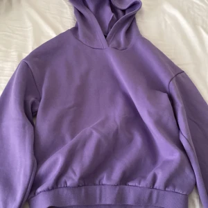 Lila hoodie - Vit text på baksidan