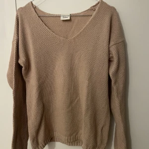 Beige tröja - Beige tröja från cubus! Mycket bra skick. Inga slitningar eller defekter - ser ut som ny. 