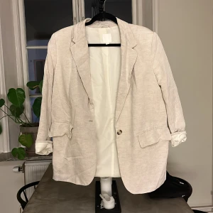 Linne kavaj  - Tyget innuti är lite stort pga linnet krympt lite💙därav billig 