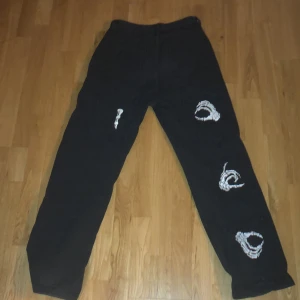 y2k jeans - feta cyber y2k jeans baggy fit passar perfekt på mig som är 170 använd 5 gånger max