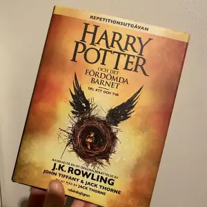 Svensk bok skriven av JK Rowling. Nyskick! Säljer pga rensning av bokhyllan.