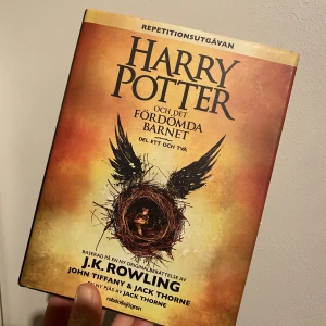 Harry Potter och det fördömda barnet - Svensk bok skriven av JK Rowling. Nyskick! Säljer pga rensning av bokhyllan.