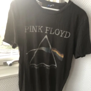 T-shirts - Använda T-shirts i skönt material och gott skick.  Alla för 100kr eller 40kr/styck.   Storlekar:  nr 1-S nr 2-M nr 3-XXL  Alla har dekorativa mönster på baksidan liknande framsidan. Fler bilder skickas vid önskemål.   Äkta Coldplay merch (gbg 2017)
