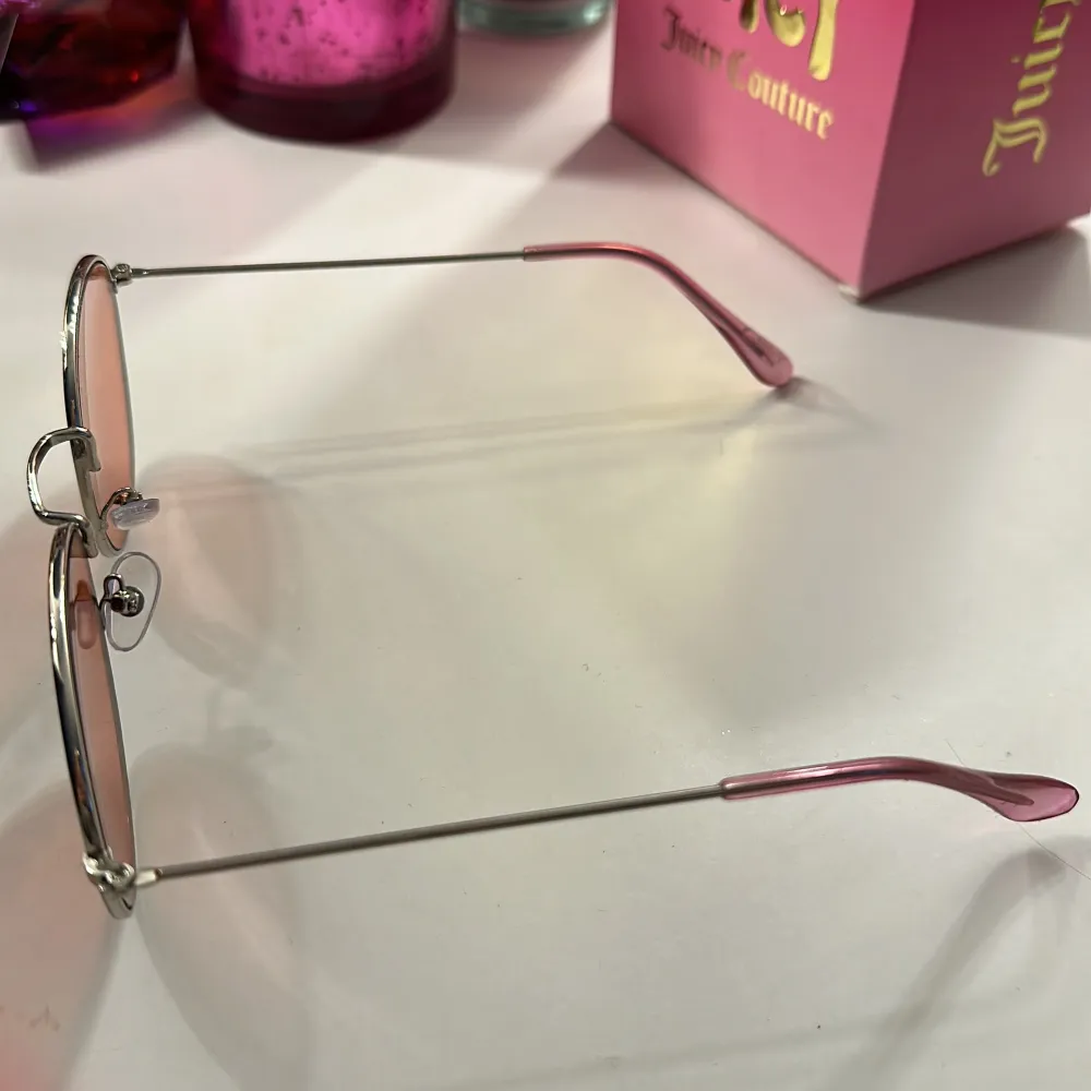 Rosa solglasögon från glitter. Säljer då dom inte kommer till användning 💗. Accessoarer.