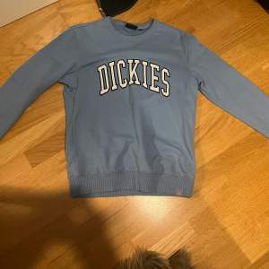 Riktigt fet dickies tröja. Aldrig använd köpt för drygt en månad sedan. 