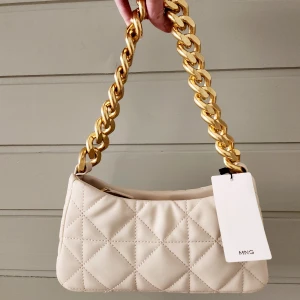 Beige väska  - Beige väska från Mango❤Otroligt fin med lapp kvar och i nyskick!