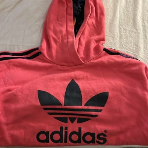 Adidashoodie - Hoodie som nu mera bara tar plats då jag inte har någon användning för den! Funkar att ha om man är xs/s!☺️
