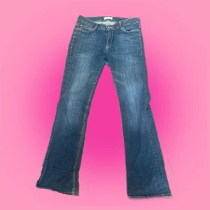 jeans  - lite slitna men bra skick. små hål vid låren men inget farligt. minns inte hur mycket dom kosta men tänker något runt 150-200 