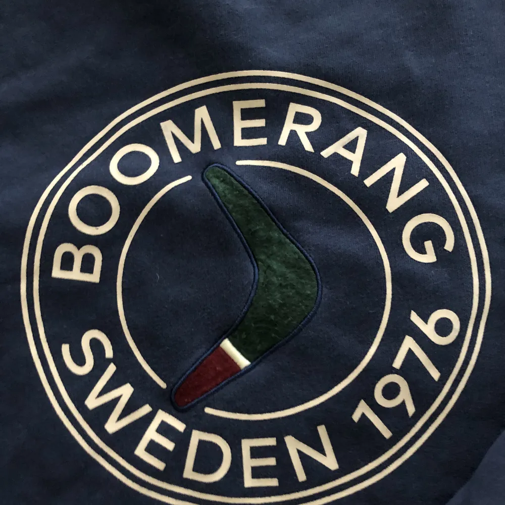 Säljer min blåa tröja från boomerang med både teyck och ull in tryckt i tyget (sista bilden). Passar M  Kan gå ner i pris vid snabb affär Köparen står för frakt!. Tröjor & Koftor.