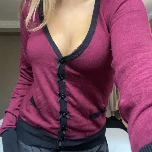 Röd kofta - Super cool vinröd kofta med rosetter. 