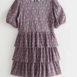 Volangklänning från &otherstories - Rosa/ lila blommig volangklänning från &OtherStories. Nyskick. Fri frakt!    Storlek: L  Märke: &OtherStories  