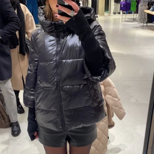 Trekvartsärmad jacka - Intressekoll  Så himla snygg jacka med trekvartslånga armar Knappt använd så i nyskick! Man kan köpa för 700+frakt