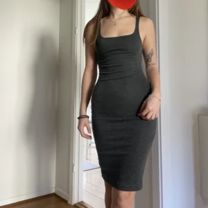 Klänning zara - Tight gråmelerad klänning från zara, lite slits baktill! Sparsamt använd då inte riktigt min stil!  Strl s