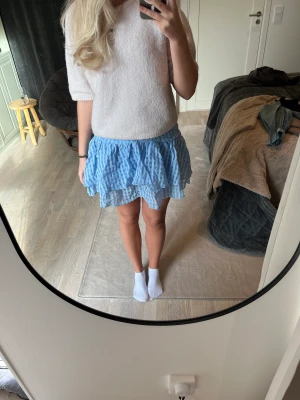 Hm kjol - Säljer denna jättesöta kjolen från hm! Perfekt till sommaren. Säljer även samma fast i gul i min profil💓 Frakt ingår ej