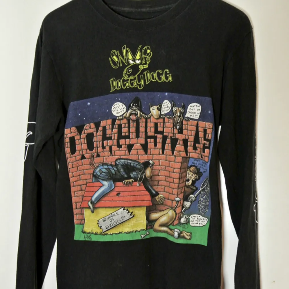 Snoop Dogg tröja med albumet ”Doggystyle” tryck. Köpt för 700 kr på Urban Outfitters i USA. I gott skick och sparsamt använd.. T-shirts.