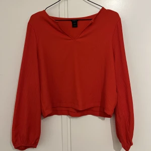 Röd tröja  - •Storlek M •Använd 1 gång vid Jul •Skön material 