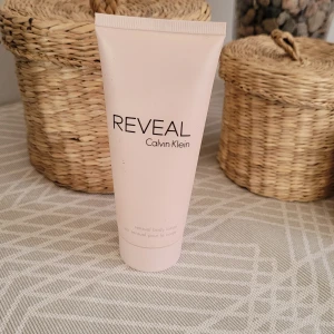 Calvin klein body lotion  - Oanvänd! Body lotion Calvin klein Reveal 100 ml.  Finns ej att köpa längre i butiker. 160:- +frakt  Skickas med spårbart 