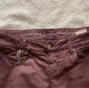 Jfour Low waist straight jeans - Super snygga jeans från jfour som är i snygg nästan lilla färg (ni ser på bilden) inga skador och nyskick! Modellen är i straight och är Low waist! Buda eller skriv privat om du är intresserad! Betalning via Swish och postbevis medföljer! 