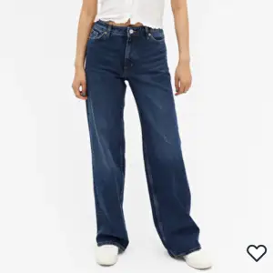 Monki Yoko jeans med vida ben och hög midja i en klassisk blå färg. Storlek: 24 Orginalpris: 400kr