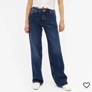 Monki Yoko vida ben hög midja - Monki Yoko jeans med vida ben och hög midja i en klassisk blå färg. Storlek: 24 Orginalpris: 400kr
